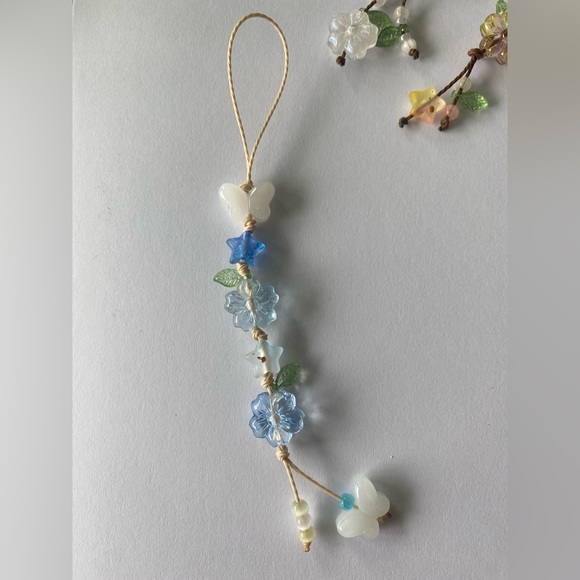 •Handmade by me• Dainty Flower Phone Charms/ Keychain - Picture 1 of 3